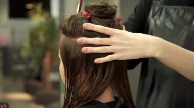 Kuaför kadının saç geri yordamı görünümünden hazırlanıyor