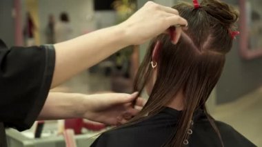 Kuaför kadının saç yordamı closeup için hazırlanıyor