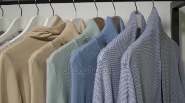 Elbise askıları butik içinde closeup