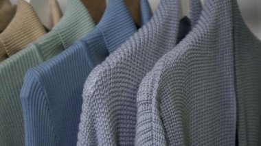 Askıları ile butik giysilerle closeup
