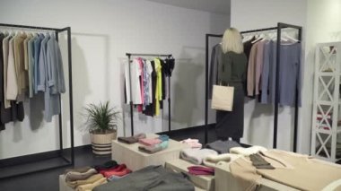 Genç kadın butik alışveriş