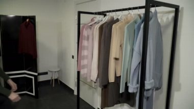 Butik genç kadın polo denemek boyun alır
