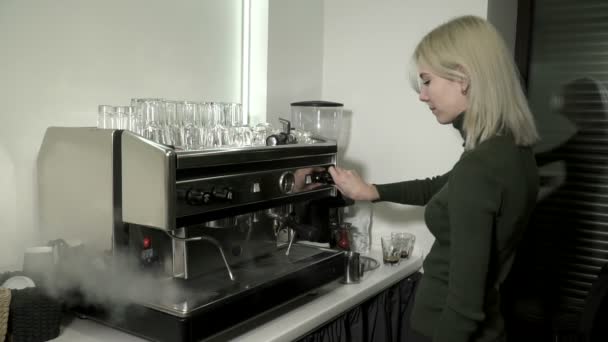Movimento lento, jovem mulher fazendo espuma no leite com máquina de café — Vídeo de Stock