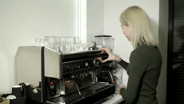 Mujer joven haciendo espresso con cafetera — Vídeo de stock