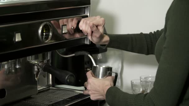 Cámara lenta, mujer rubia haciendo espuma en leche con máquina de café — Vídeo de stock