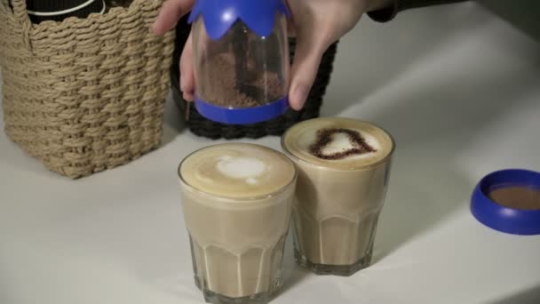 여자 커피 거품에 초콜릿 장식 만들기 — 비디오