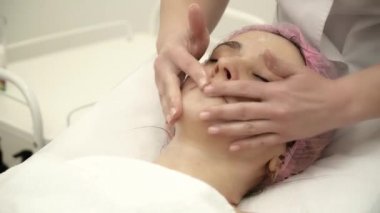 Şevval Özçelik Güzellik bir kadın için bir yüz gençleştirme yordam yapıyor