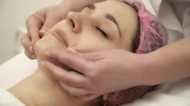 Şevval Özçelik Güzellik kadın portre için masaj surat