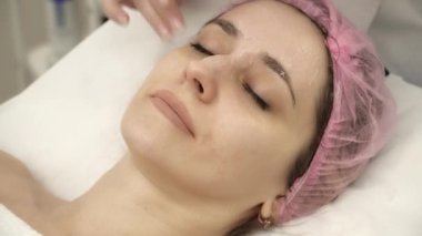 Şevval Özçelik Güzellik maskesi kadının yüzüne uyguluyor