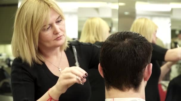 Coiffeur fait une coupe de cheveux pour une vue d'homme de dos — Video