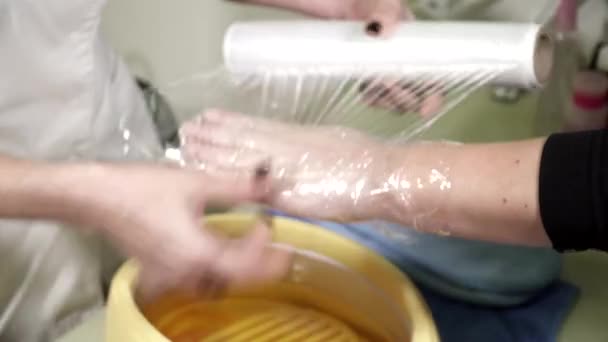 Vrouw heeft een hand paraffine behandeling — Stockvideo