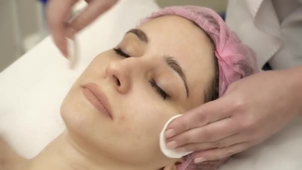 Beautician is applying a facial anti-aging mask — Stock Video