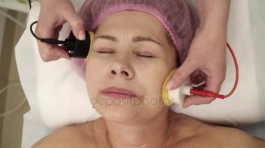 Şevval Özçelik Güzellik kaldırma yordamı için yaşlı bir kadın yapıyor