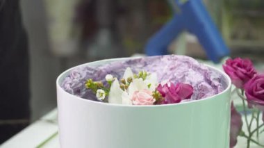 Çiçekçi bir buket kutusu closeup yapıyor