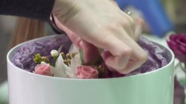 Çiçekçi Çiçek closeup ile çiçek oasis ile kutusunda doldurma