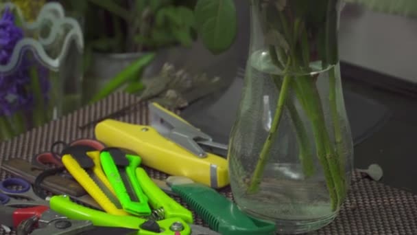 Conjunto de ferramentas para fazer buquês na mesa — Vídeo de Stock