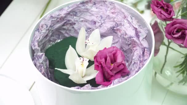 Floristería está llenando la caja con oasis floral con flores — Vídeos de Stock