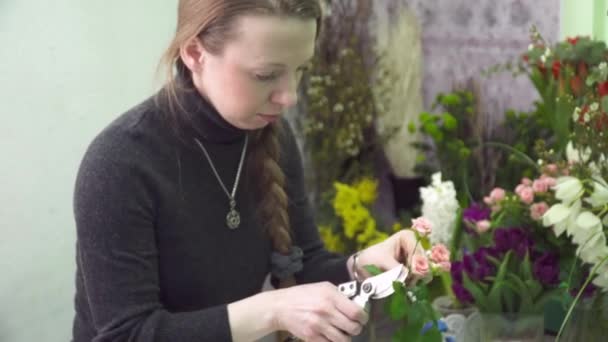 Florist macht einen Strauß in der Schachtel — Stockvideo