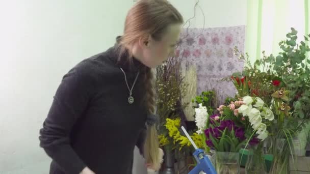 Floristería está haciendo un ramo en la caja en boutique de flores — Vídeos de Stock