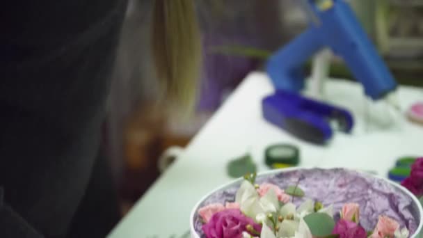 Floristería está llenando la caja con flores en primer plano boutique de flores — Vídeos de Stock