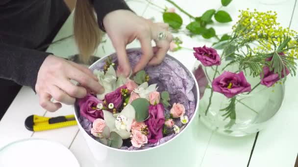 Florist fyller i rutan med blommor i blomsteraffär — Stockvideo