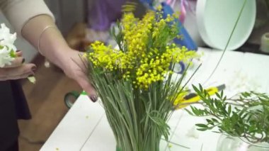 Çiçekçi buket Mimoza closeup ile yapıyor