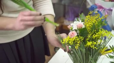 Mimoza ve Lale buketi çiçekçi yapıyor