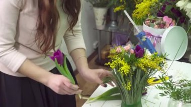 Mimoza ve Lale buketi çiçekçi yapıyor