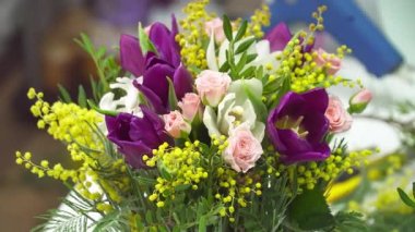 Mimoza, gül ve Lale çiçek dükkan Satılık closeup için hazır buket