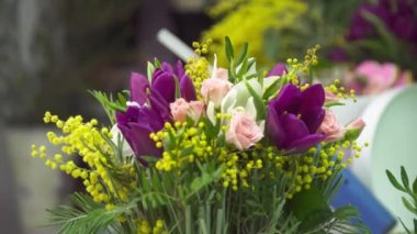 Mimoza, gül ve Lale buketi closeup
