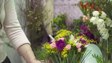 Çiçekçi Çiçek Mimoza ve Lale closeup buket ekleme