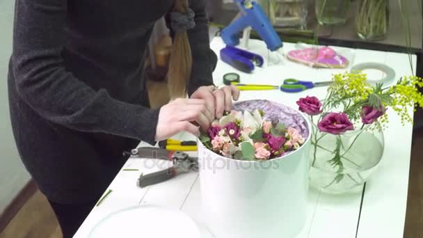 Fleuriste remplissant la boîte avec des roses — Video