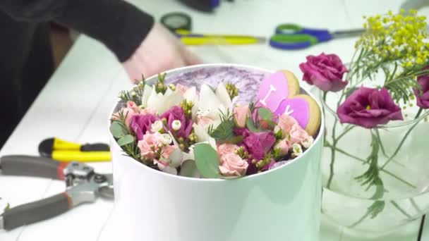 Floristería llenando la caja con rosas de primer plano — Vídeos de Stock