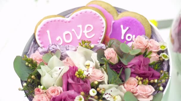 Bellissimo bouquet con il pan di zenzero a forma di cuore — Video Stock