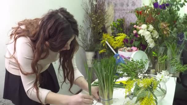 Florist is making a bouquet in the flower shop — Stock Video