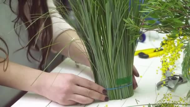 Bloemist is het maken van een boeket op de houten tafel — Stockvideo