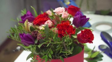 Çiçekçi güzel buket portre üzerinde çalışıyor