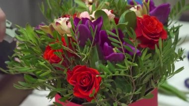 Güzel bir buket oluşturma çiçekçi