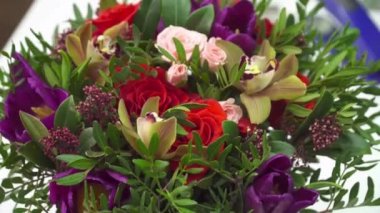 Ahşap masa kırmızı kutusunda Baeutiful buket