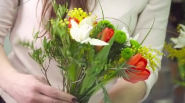 Çiçekçi Çiçek Dükkanı closeup Lale ile buket yapıyor