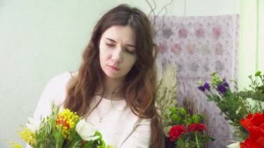 Çiçekçi taze bir buket yapıyor