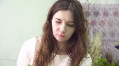 Çiçekçi taze bir buket çiçek dükkanında yapıyor