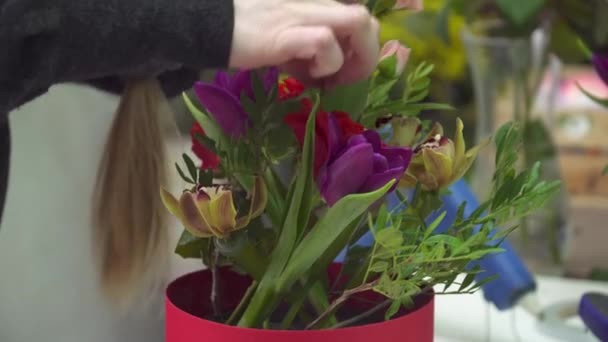 Floristería está agregando las rosas al primer plano de la caja de flores — Vídeos de Stock