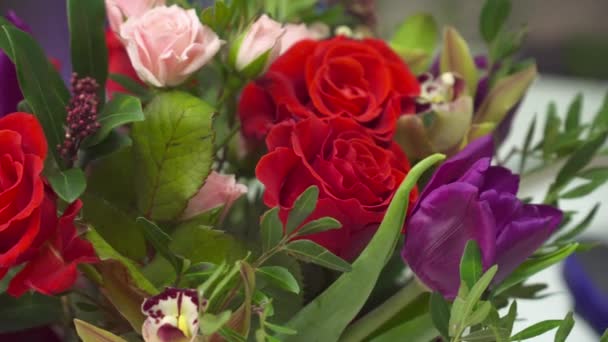 Närbild av vacker bukett med rosor och tulpaner — Stockvideo