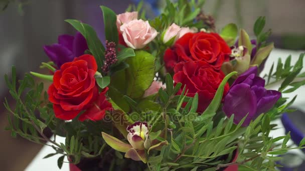 Detailní záběr na krásnou kytici s růžemi a tulipány Hotovo