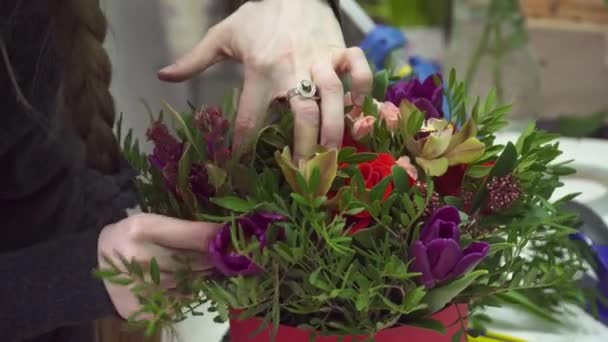 Kwiaciarnia jest Dokonywanie bukiet w czerwonym polu — Wideo stockowe