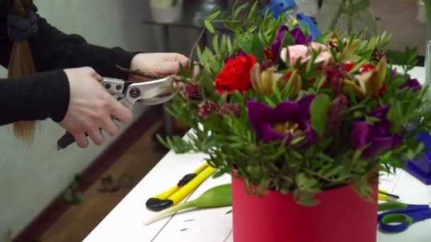 Florista está criando um belo buquê — Vídeo de Stock