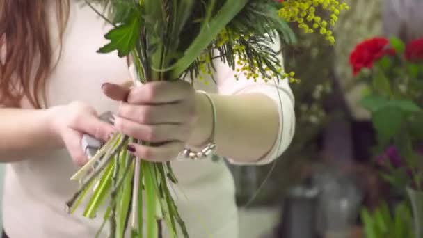 Florist is getting the bouquet ready for sale — Stock Video