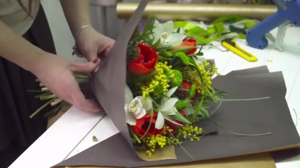 Virágüzlet pakolások a csokrot, a virág csomagolópapír — Stock videók