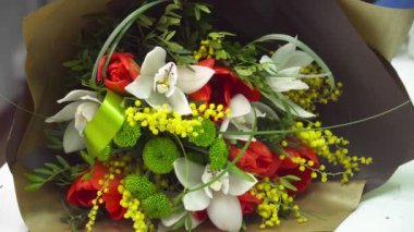 Güzel buketi çiçekçi dükkanı satışında için hazır